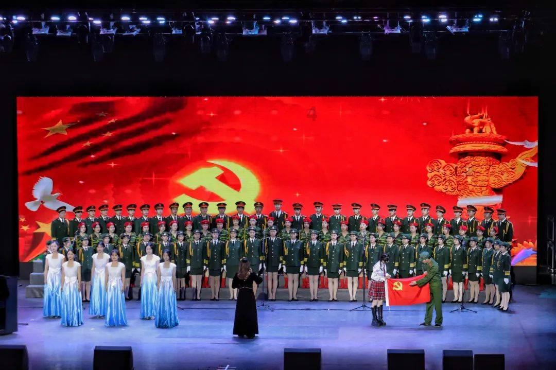 两会现场丨新疆开放的热情与中外记者聚光灯的热度